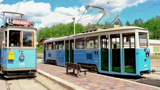Två blå museispårvagnar vid hållplatsen i Malmköping. (illustrationsbild)
